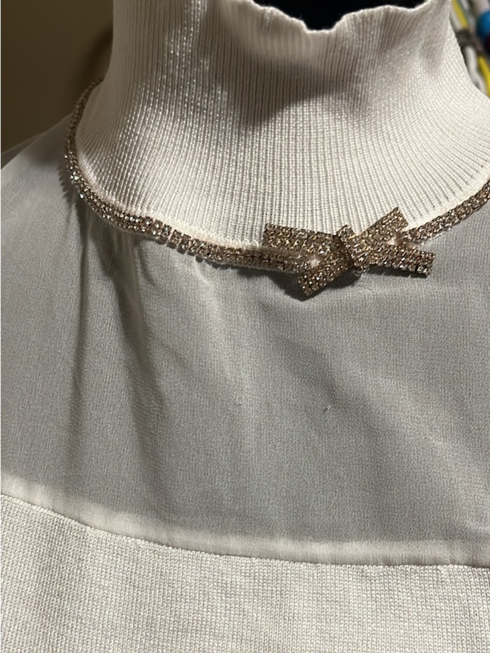 Cable & Gauge Cream Sleeveless Turtleneck Sweater with Rhinestone Bow Trim
